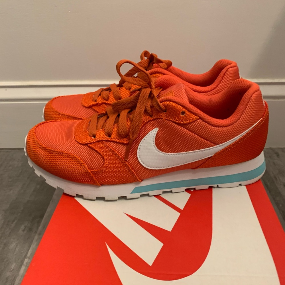 WMNS MD RUNNER 2 SE cosmic clay white light aqua size 8 womens